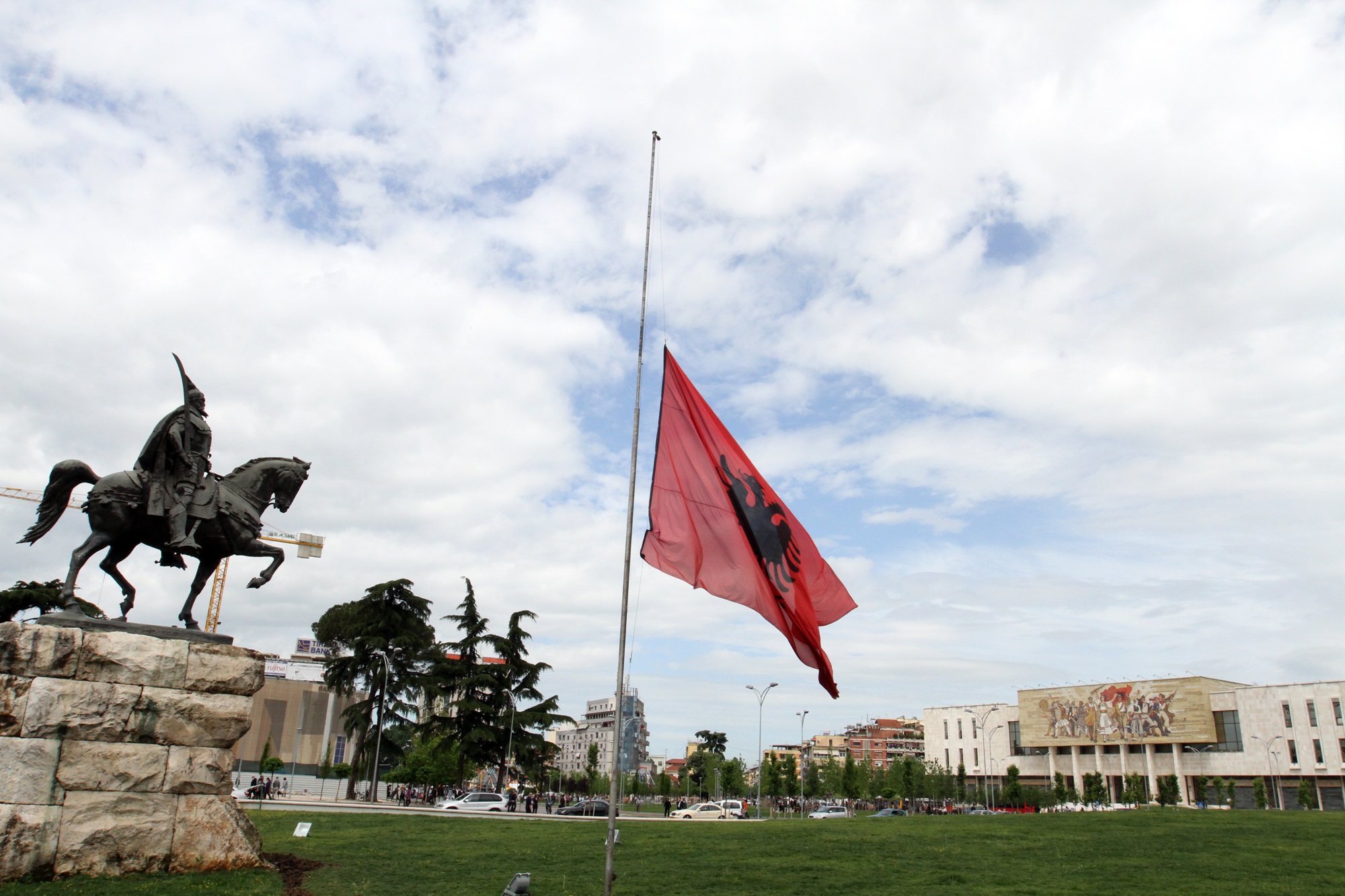 Η Αλβανία συμμετέχει στο πένθος της χώρας μας