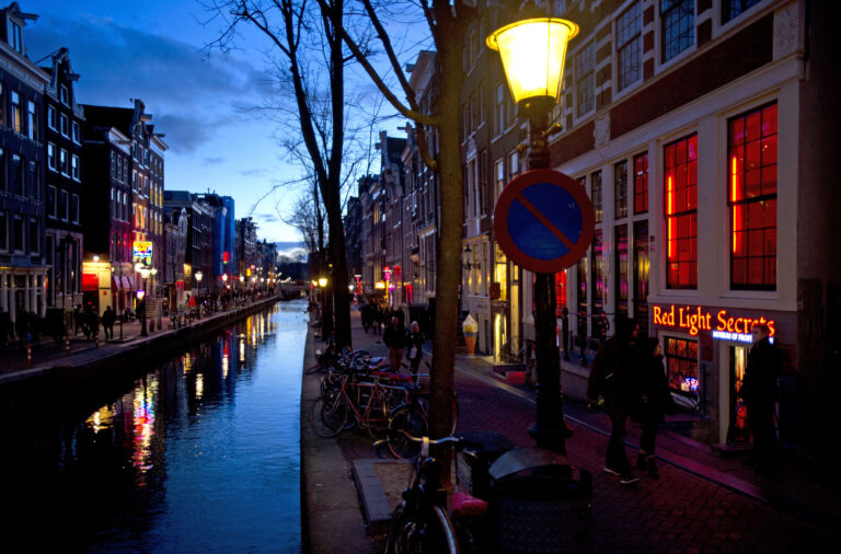 Πού θα μεταφερθούν τα «Κόκκινα Φανάρια» του Άμστερνταμ; Κοντά στον EMA ίσως το νέο «ερωτικό κέντρο» – Ανησυχία & αντιδράσεις