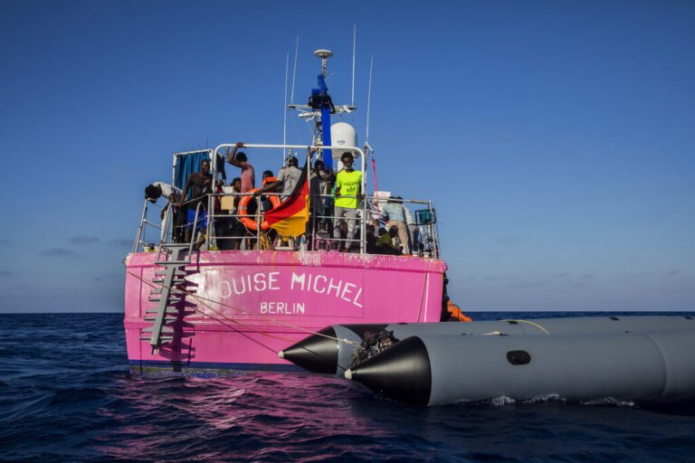 Ιταλία: Υπό κράτηση πλοίο της ΜΚΟ του Banksy – Άνοιγμα για 82.705 νόμιμες εισόδους μεταναστών