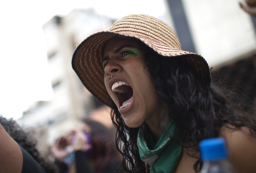 Παγκόσμια Ημέρα της Γυναίκας: Μαζικές διαδηλώσεις σε όλο τον κόσμο – Γυναίκες υψώνουν τις γροθιές τους ενάντια σε κάθε καταπίεση