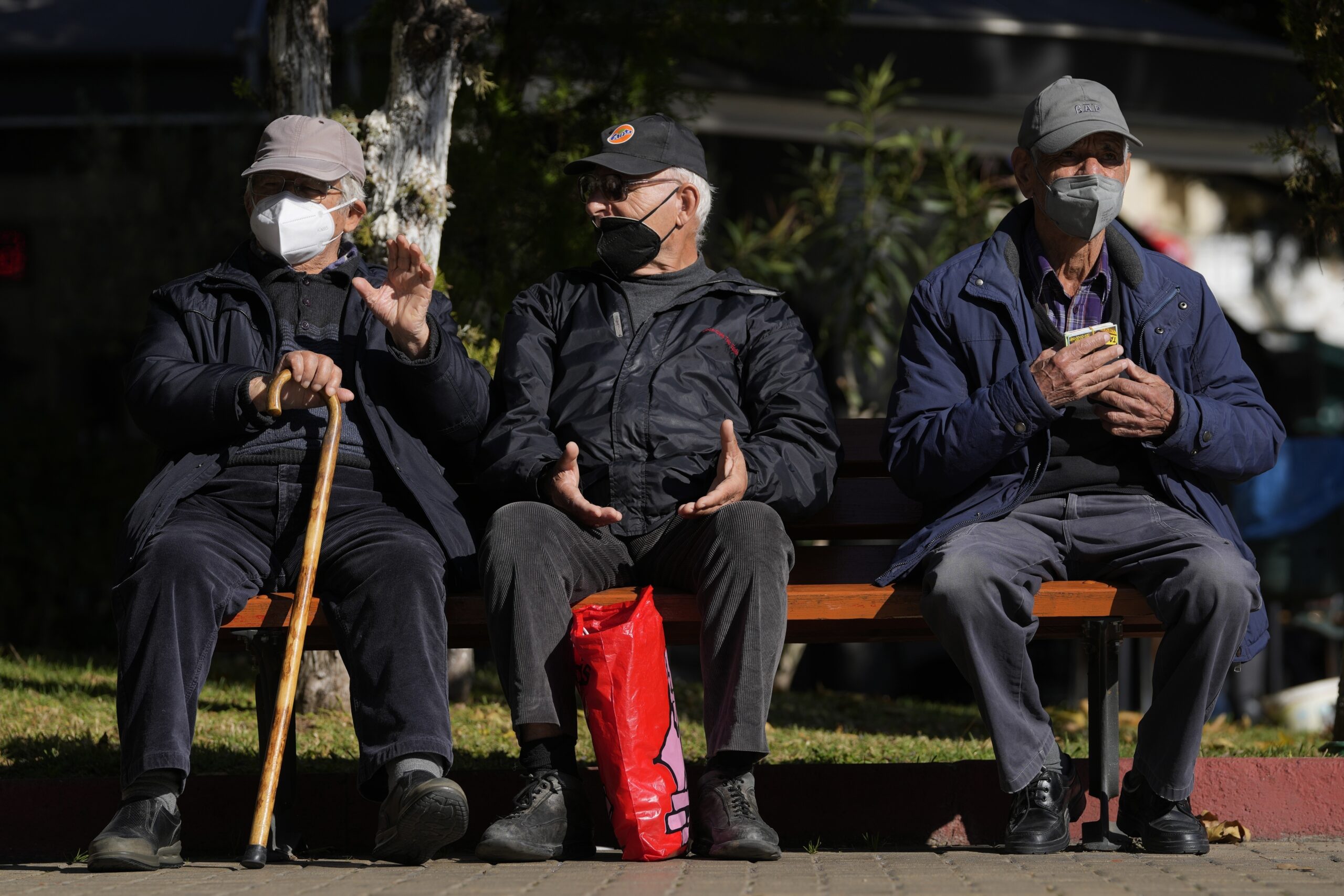 Κορονοϊός: Τι ισχύει με τη χρήση μάσκας – Πού παραμένει