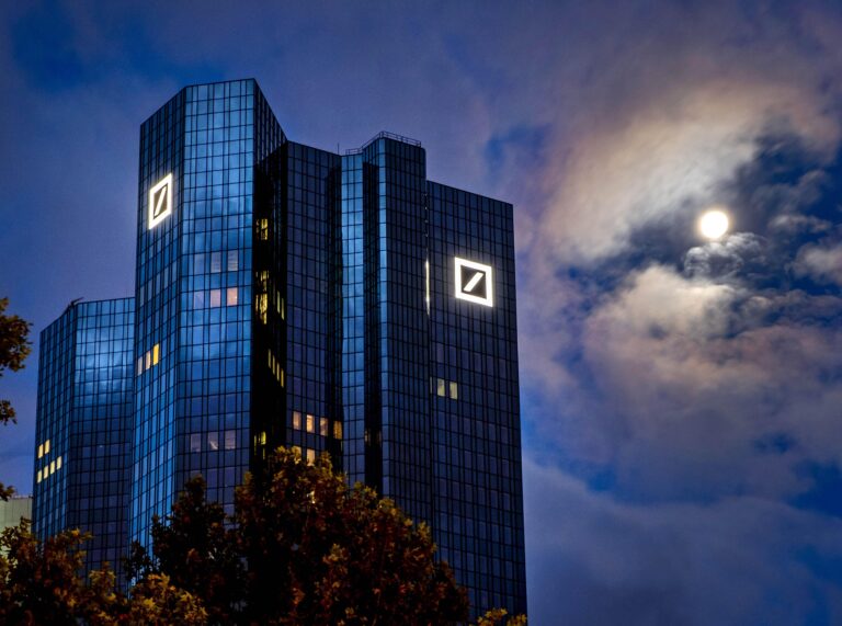 Deutsche Bank: «Ελεύθερη πτώση» για τη μετοχή της – Αναταραχή στις αγορές