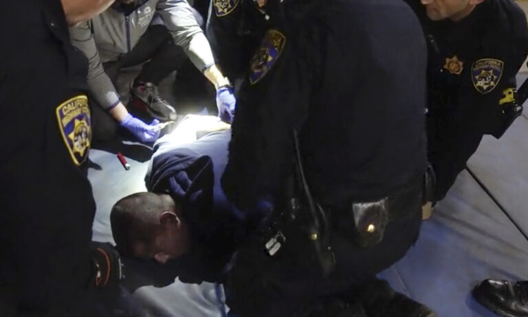 ΗΠΑ: Επτά αστυνομικοί και ένας νοσηλευτής διώκονται για τον θάνατο ενός άνδρα που είχε συλληφθεί για παράβαση