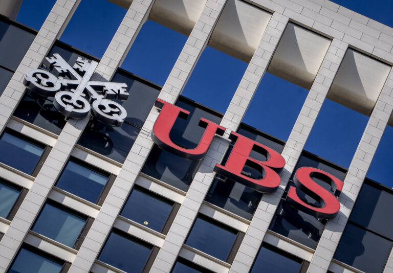 Financial Times: Η UBS συζητά την εξαγορά της Credit Suisse