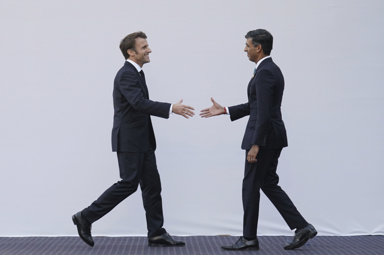 Παρίσι: Μακρόν και Σούνακ συναντώνται για αναθέρμανση των γαλλοβρετανικών σχέσεων