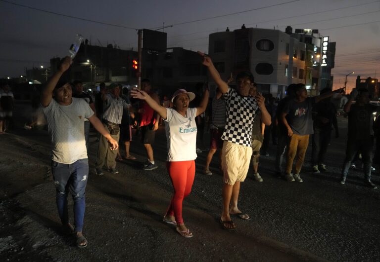 Περού: Τέσσερις στρατιώτες πνίγηκαν και δύο αγνοούνται στην προσπάθειά τους να αποφύγουν αντικυβερνητικούς διαδηλωτές