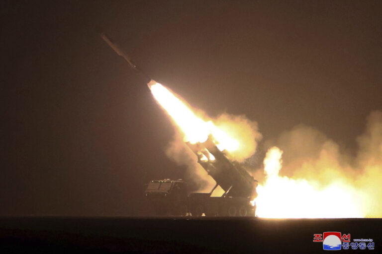 Tουλάχιστον δύο βαλλιστικούς πυραύλους μικρού βεληνεκούς εκτόξευσε η Βόρεια Κορέα