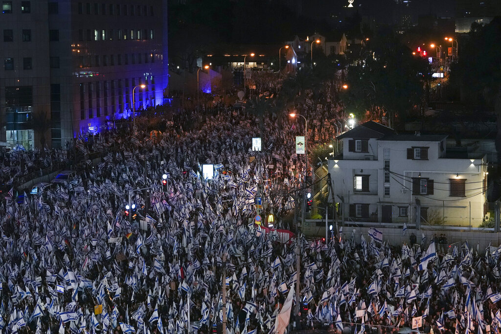 Δεκάδες χιλιάδες διαδηλωτές στο Τελ Αβίβ – Αντιδρούν στις μεταρρυθμίσεις Νετανιάχου