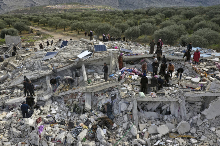Σεισμός στην Τουρκία: Πάνω από 48.000 οι νεκροί – Η κυβέρνηση προσπαθεί να στήσει πόλεις από κοντέινερ