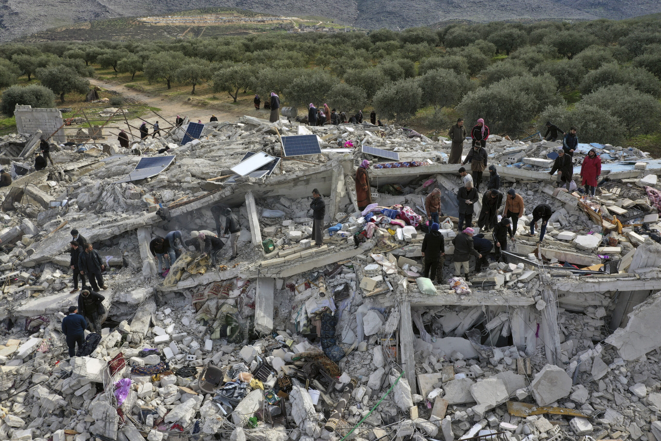 Σεισμός στην Τουρκία: Πάνω από 48.000 οι νεκροί – Η κυβέρνηση προσπαθεί να στήσει πόλεις από κοντέινερ