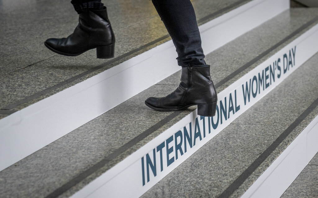 Μαρία Συρεγγέλα: Πλέον οι επιχειρήσεις έχουν κώδικες δεοντολογίας για την πρόληψη φαινομένων βίας κατά των γυναικών
