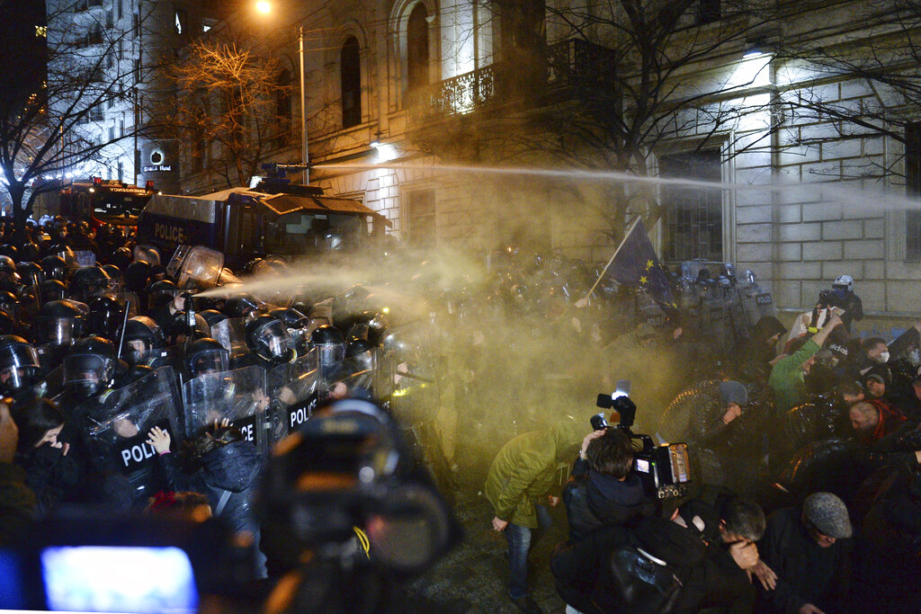 Γεωργία: Χάος στους δρόμους μετά τις διαδηλώσεις – Αντιδράσεις για τον «ρωσικό νόμο»