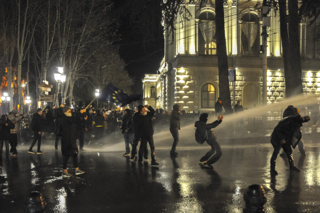 Γεωργία: Χιλιάδες διαδηλωτές σε πορεία διαμαρτυρίας στην Τιφλίδα μετά τις βίαιες συγκρούσεις με την αστυνομία