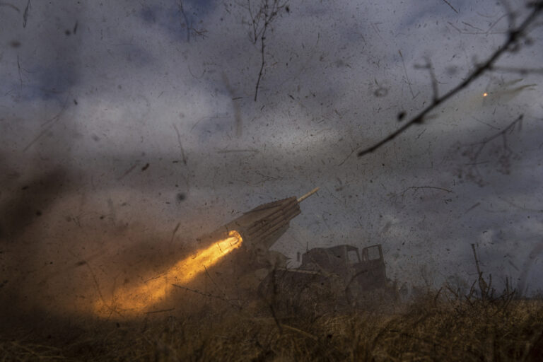 Ουκρανία: Στο έλεος των ρωσικών βομβαρδισμών Χερσώνα και Ντονέτσκ – Τέσσερις άμαχοι νεκροί