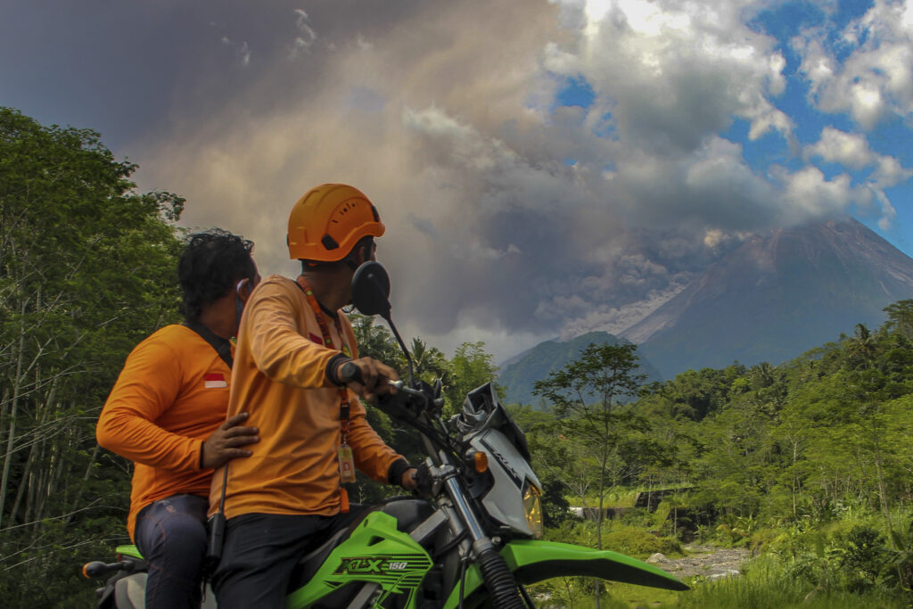 Ινδονησία: Απίστευτες εικόνες από την έκρηξη του ηφαιστείου Μεράπι – Προειδοποίηση στους κατοίκους