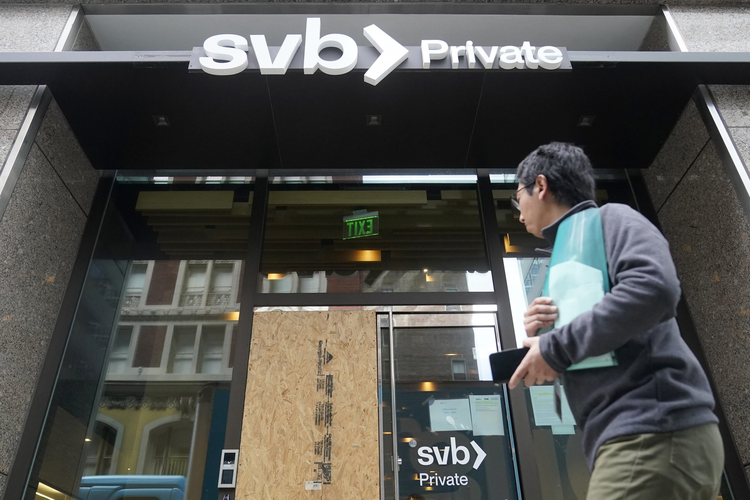 SVB: «Συναγερμός» για νέες αυξήσεις επιτοκίων μετά την κατάρρευση Αμερικανικών τραπεζών