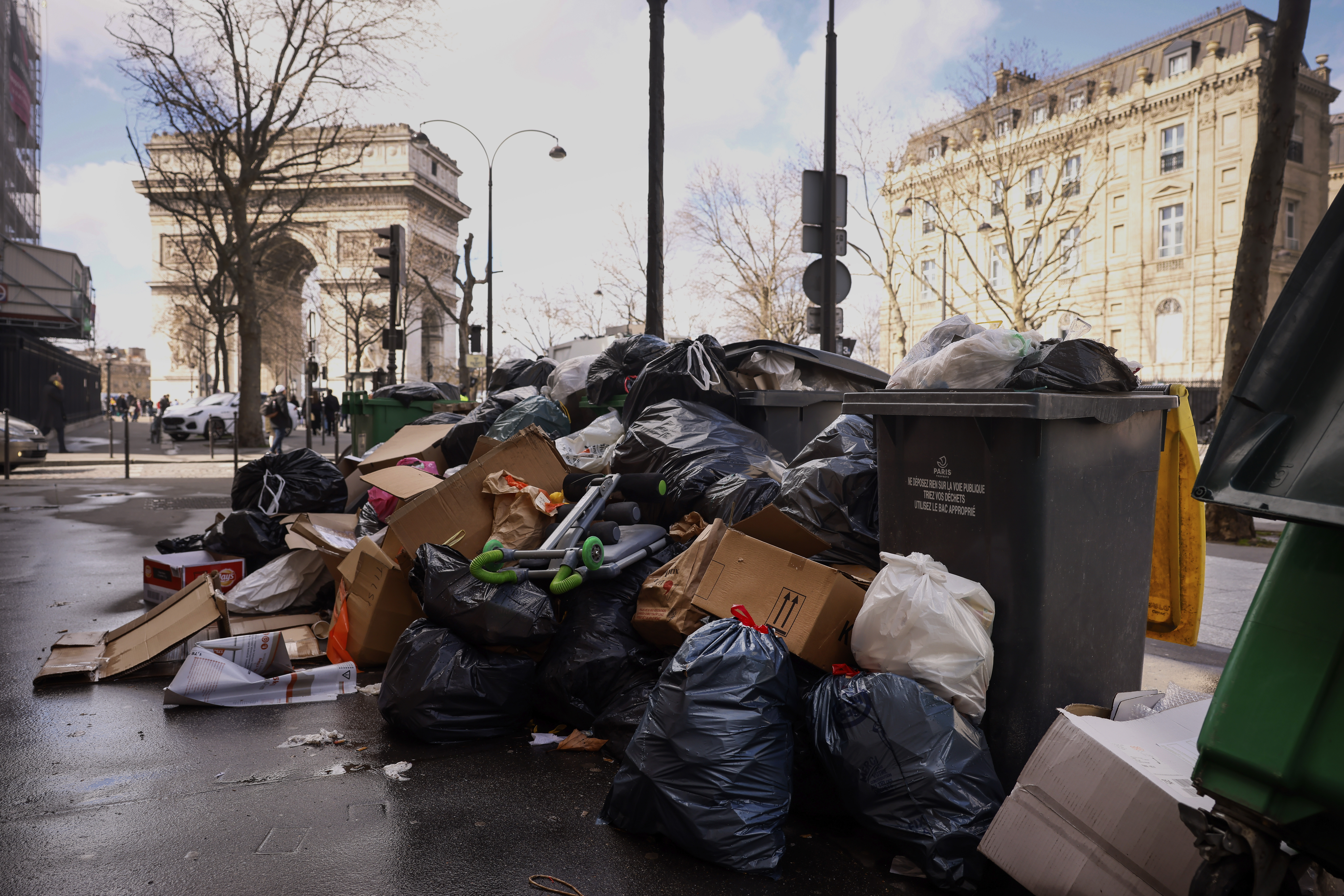 Παρίσι: Απεργία των εργαζομένων στην αποκομιδή των σκουπιδιών – Ετοιμάζονται επιτάξεις