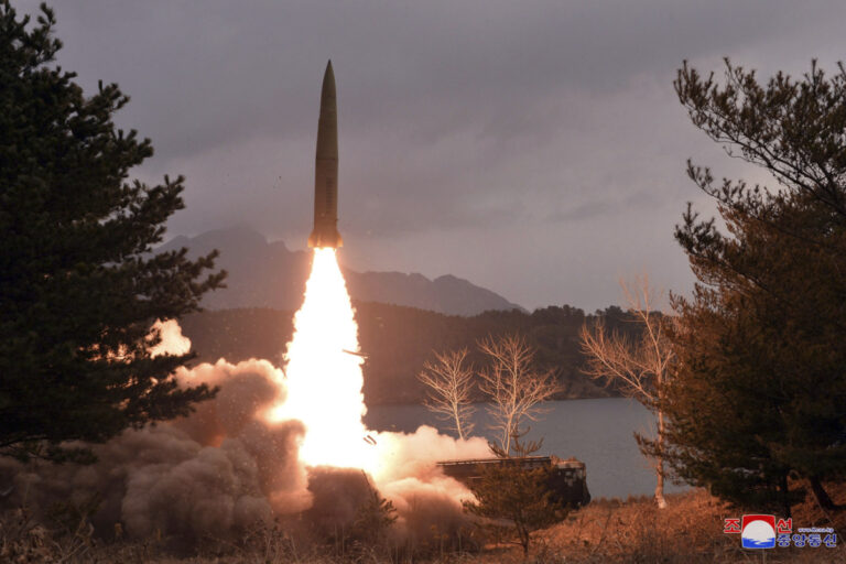 Σεούλ: Η Β. Κορέα εκτόξευσε άλλον έναν βαλλιστικό πύραυλο προς τη θάλασσα