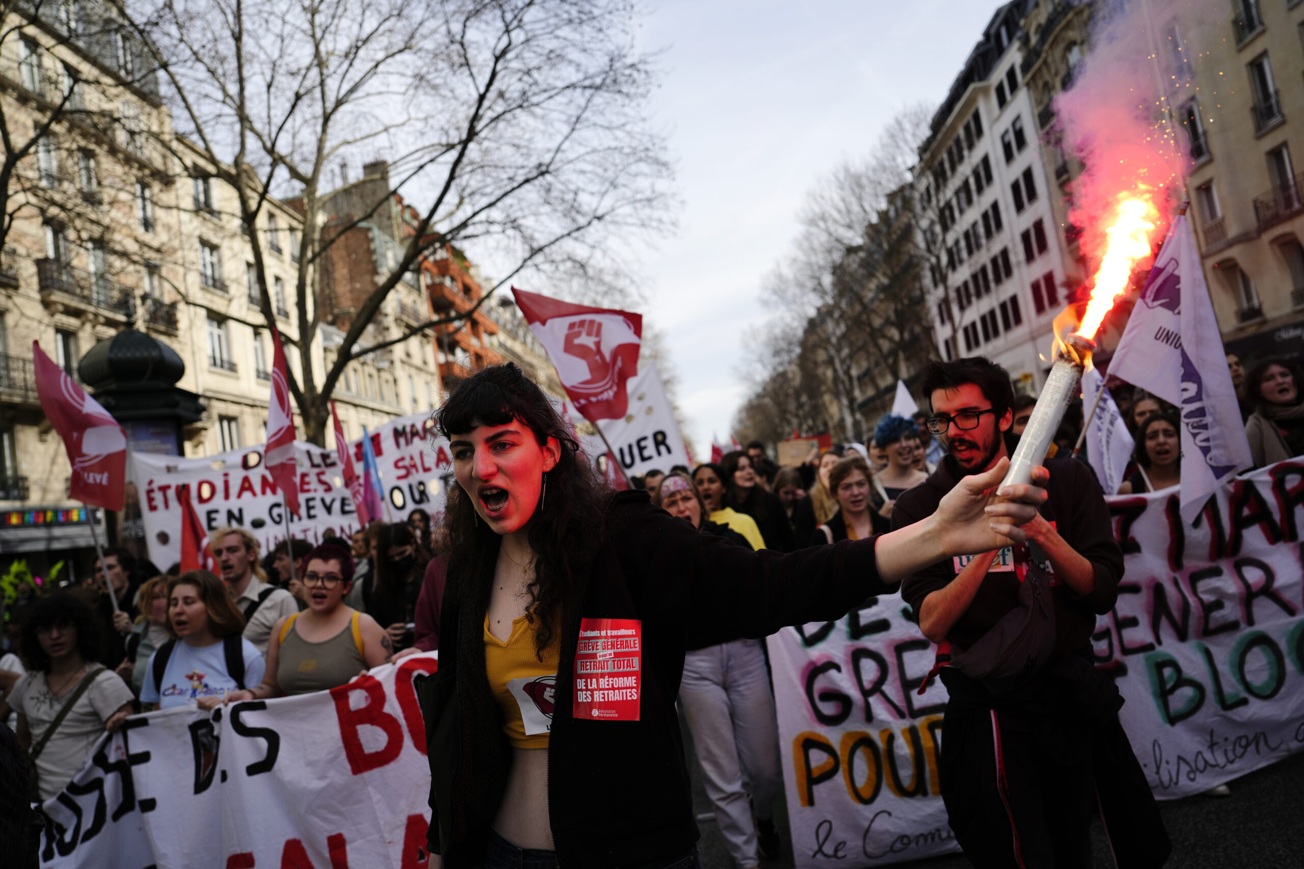 Γαλλία: Πορεία νέων για το συνταξιοδοτικό  – «Μανού τη μεταρρύθμισή σου δεν τη θέλουμε»