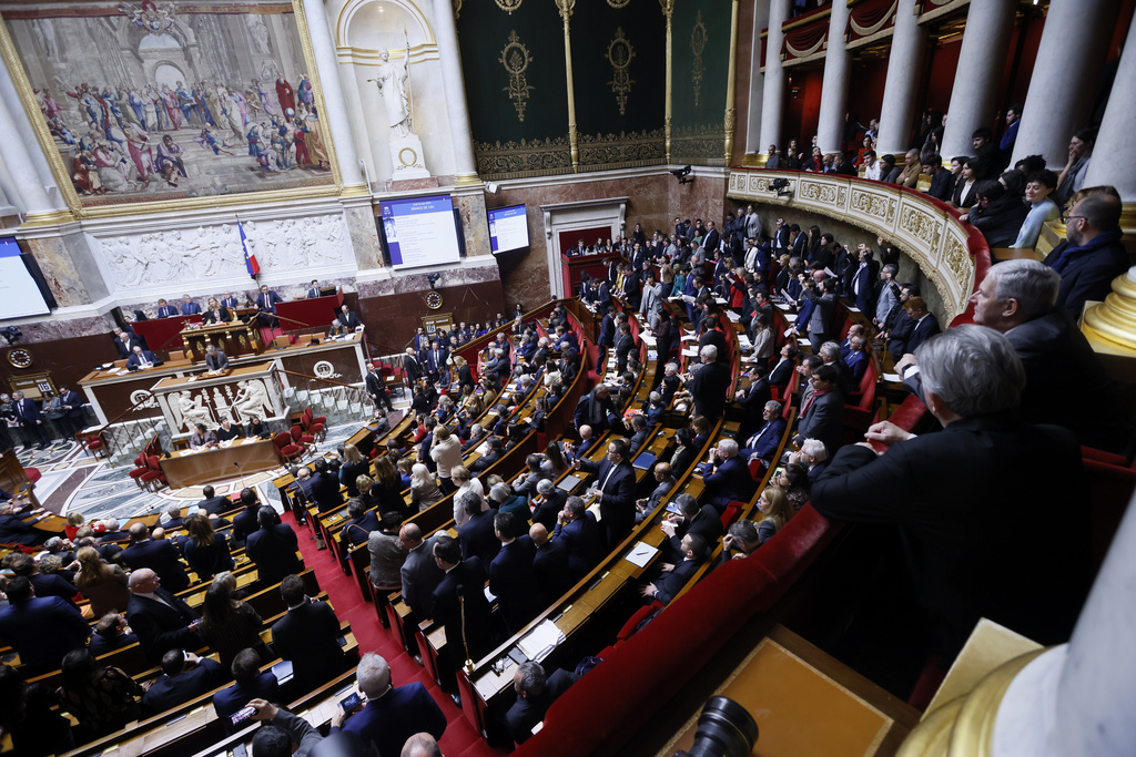 Επιβιώνει η γαλλική κυβέρνηση – Απορρίφθηκε και η 2η πρόταση μομφής