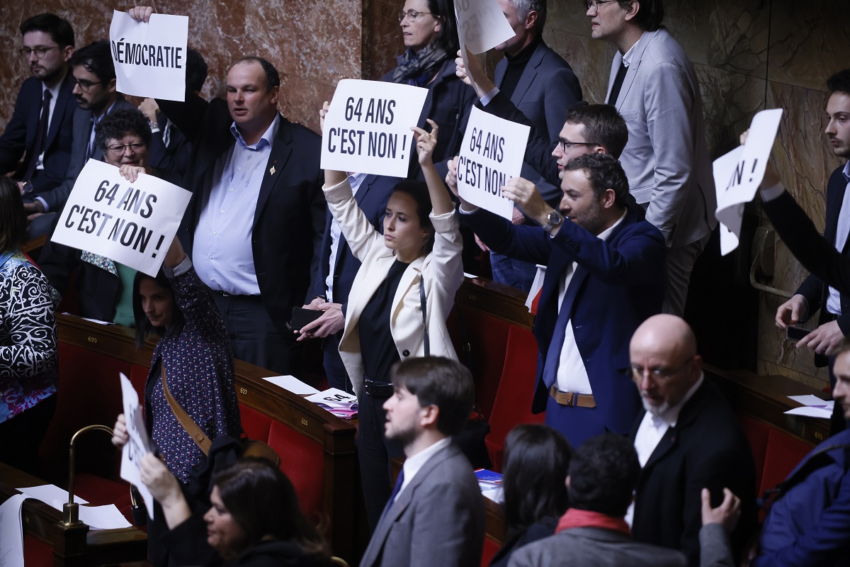 Γαλλία: Απειλή διακομματικής πρότασης μομφής από την αντιπολίτευση κατά Μακρόν
