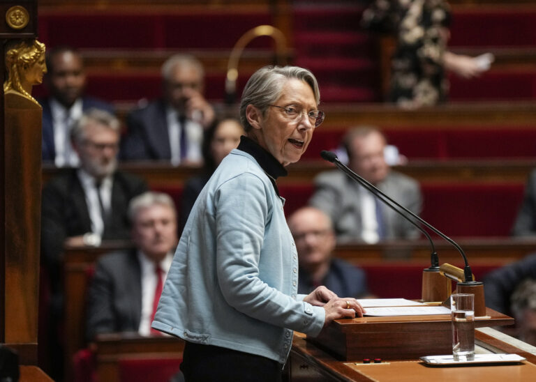 Γαλλία: Προβληματισμός για το αν η κυβέρνηση  θα μπορεί να προωθήσει μεταρρυθμίσεις μετά την απόρριψη των προτάσεων μομφής