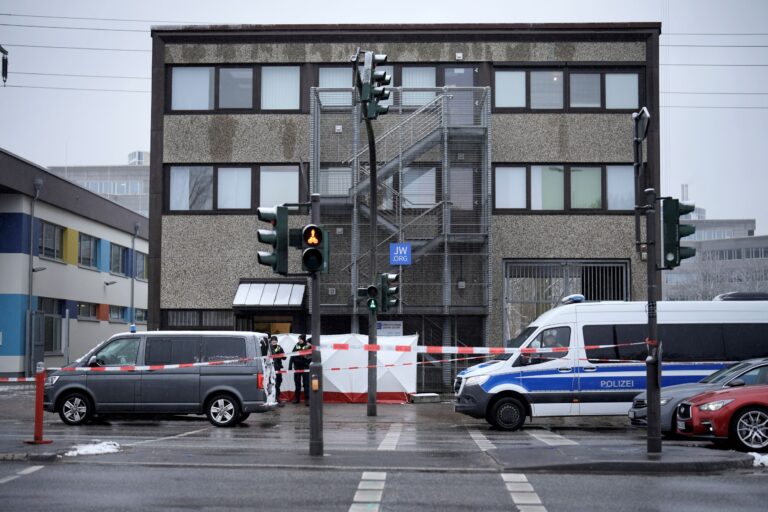 Γερμανία: Άνδρας έπεσε με το αυτοκίνητό του πάνω σε πλήθος – Αναφορές για τραυματίες