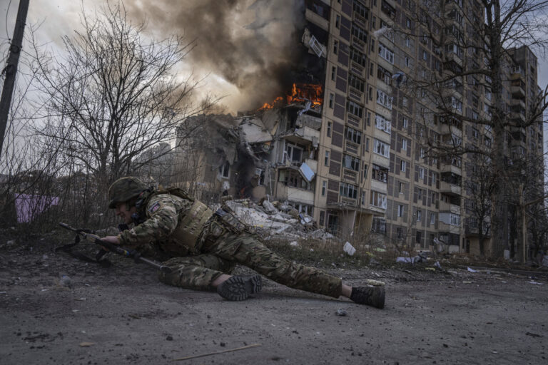 Πόλεμος στην Ουκρανία: Τρεις γυναίκες σκοτώθηκαν από βομβαρδισμό της Ρωσίας σε καταφύγιο αμάχων