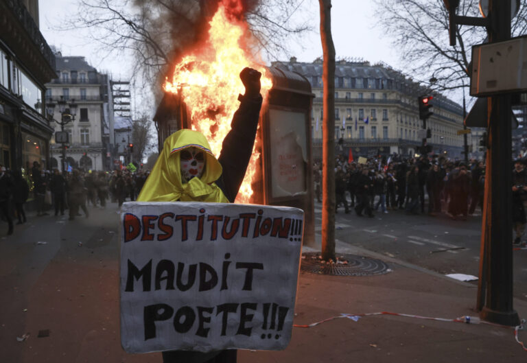 Έκρυθμη η κατάσταση στη Γαλλία: Στις φλόγες το δημαρχείο του Μπορντό – Τραυματισμοί και πάνω από 400 συλλήψεις