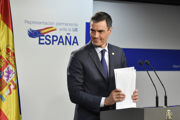 Πέδρο Σάντσεθ: Μίνι ανασχηματισμός και δίλημμα αριστερού ή δεξιού συνασπισμού