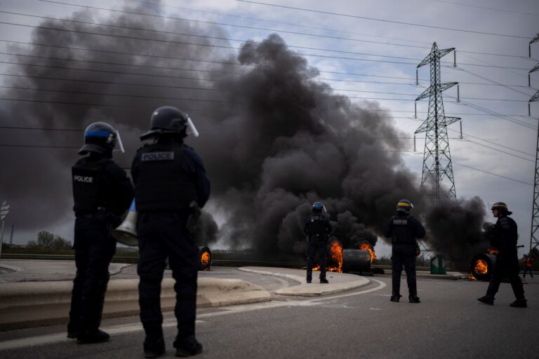 Γαλλία: Νέες βίαιες συγκρούσεις και σοβαροί τραυματισμοί διαδηλωτών και αστυνομικών
