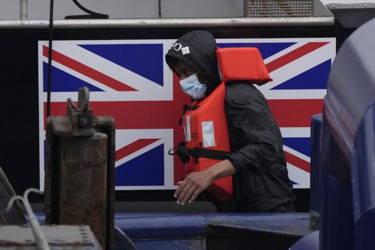Βρετανία: Σε στρατιωτικές βάσεις οι μετανάστες