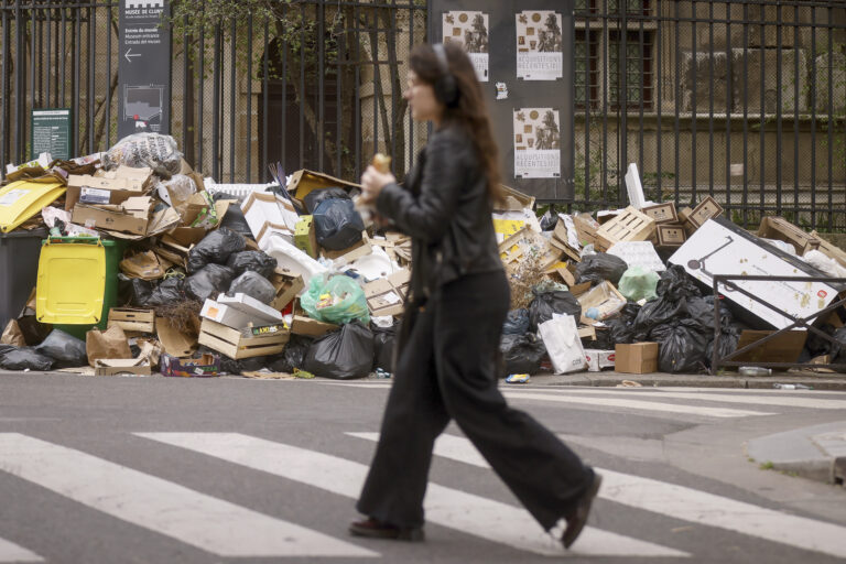 Γαλλία: 7.000 τόνοι σκουπιδιών παραμένουν στους δρόμους – Η απεργία αναστέλλεται την Τετάρτη