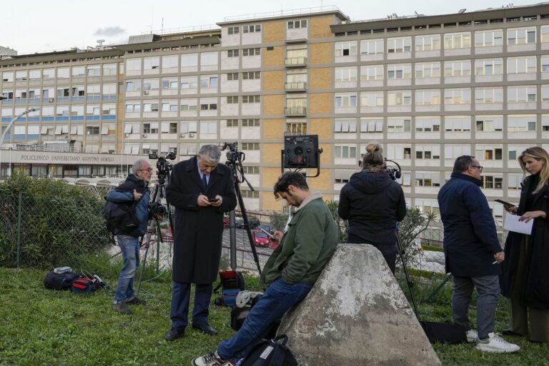 Agenzia Nova για Πάπα Φραγκίσκο: Νοσηλεία κατόπιν βρογχίτιδας και κολπικής μαρμαρυγής