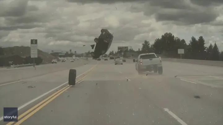 Καλιφόρνια: Αυτοκίνητο χτύπησε σε ελαστικό και αναποδογύρισε στον αέρα (video)