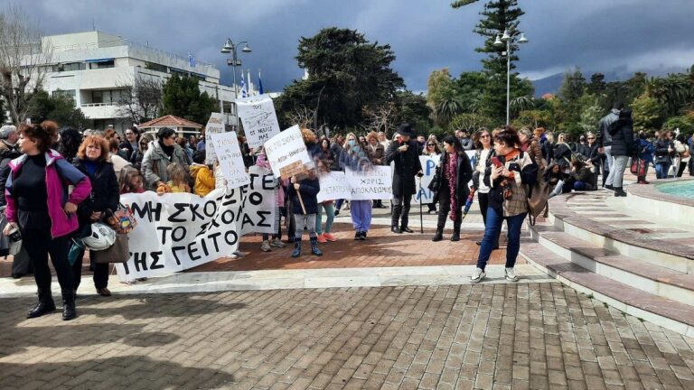 Διαμαρτυρία 2ου Δημοτικού Σχολείου Χίου για την απόφαση να μετατραπεί σε Πειραματικό