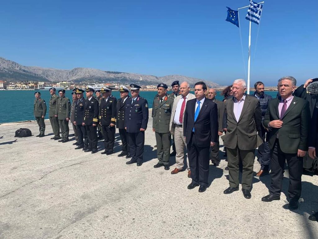 Μια μεγάλη ελληνική σημαία στο λιμάνι της Χίου ανήμερα της 25ης Μαρτίου Μια μεγάλη ελληνική σημαία στο λιμάνι της Χίου ανήμερα της 25ης Μαρτίου