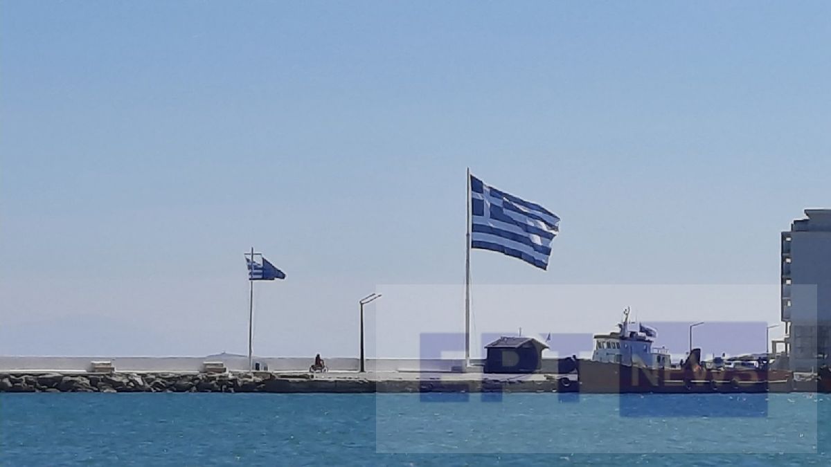 Χίος: Κυματίζει η Μεγάλη Σημαία στο λιμάνι- Μηνύματα για την 25η Μαρτίου