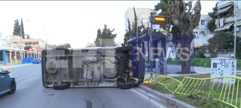 Θεσσαλονίκη: Φορτηγάκι έπεσε πάνω σε στάση του ΟΑΣΘ – Αποκλειστικές εικόνες