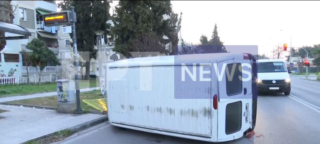 Θεσσαλονίκη: Φορτηγάκι έπεσε πάνω σε στάση του ΟΑΣΘ – Αποκλειστικές εικόνες