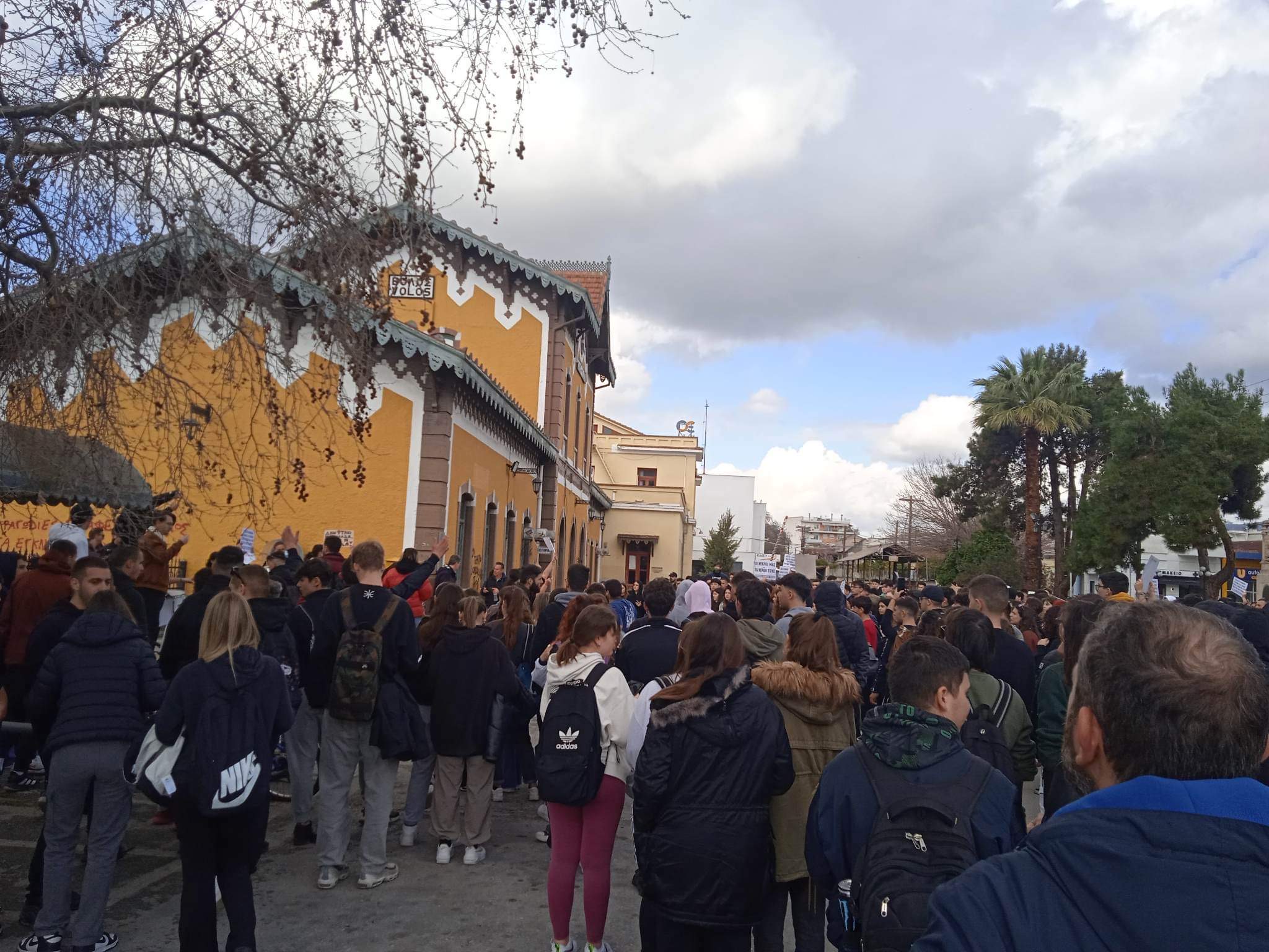 Δυναμική διαμαρτυρία φοιτητών και μαθητών στον Βόλο για το τραγικό δυστύχημα στα Τέμπη (video & photos)