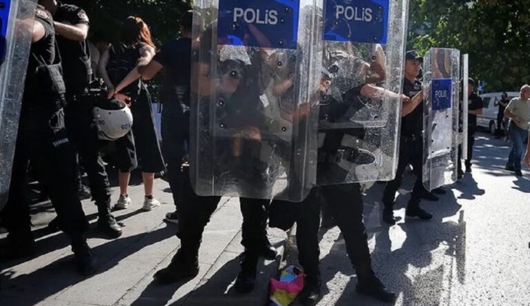 Κωνσταντινούπολη: Επέμβαση της αστυνομίας με σπρέι πιπεριού σε πορεία για την Παγκόσμια Ημέρα της Γυναίκας
