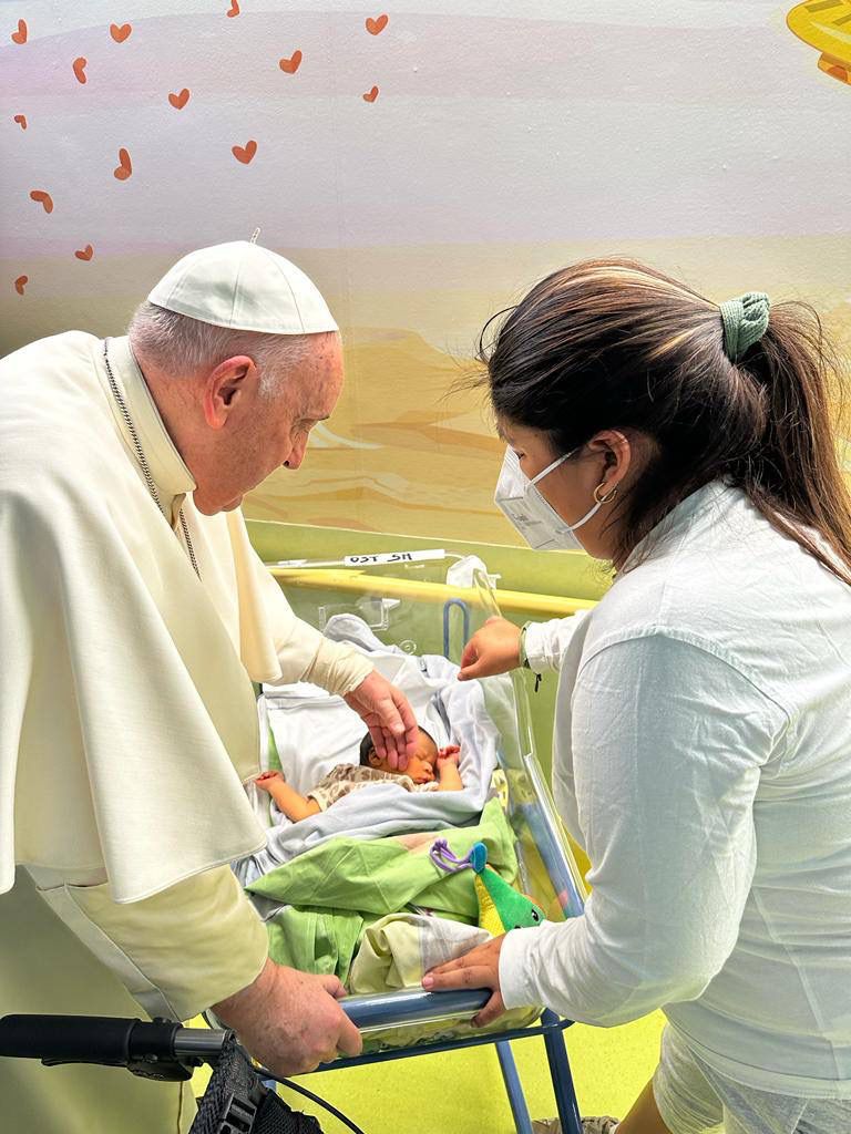 Ο Πάπας Φραγκίσκος επισκέφθηκε με δώρα παιδιά στο Τμήμα Ογκολογίας
