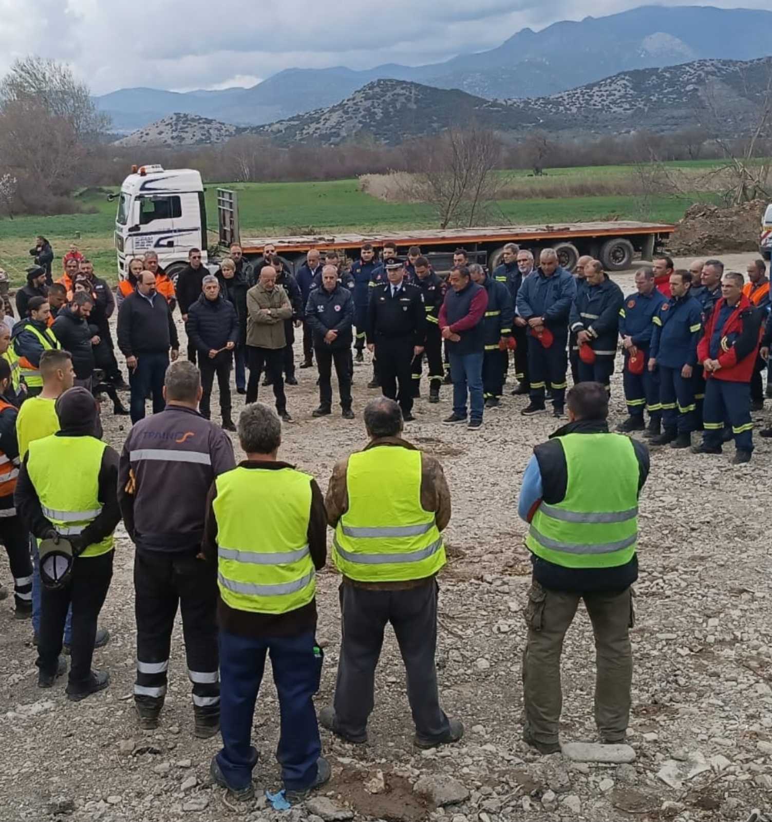 Σιδηροδρομική τραγωδία στα Τέμπη: Ενός λεπτού σιγή από πυροσβέστες, διασώστες και εργαζόμενους στο σημείο της τραγωδίας