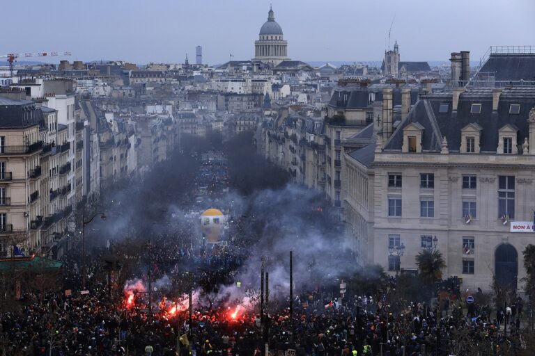 Γαλλία: Ψηφίζεται η μεταρρύθμιση του συνταξιοδοτικού παρά τις συνεχόμενες διαμαρτυρίες