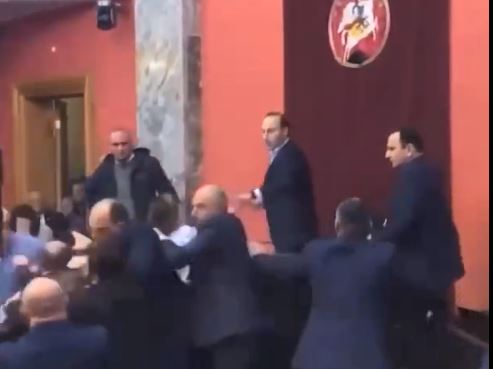 Γεωργία: Γρονθοκοπήματα μεταξύ βουλευτών στο κοινοβούλιο