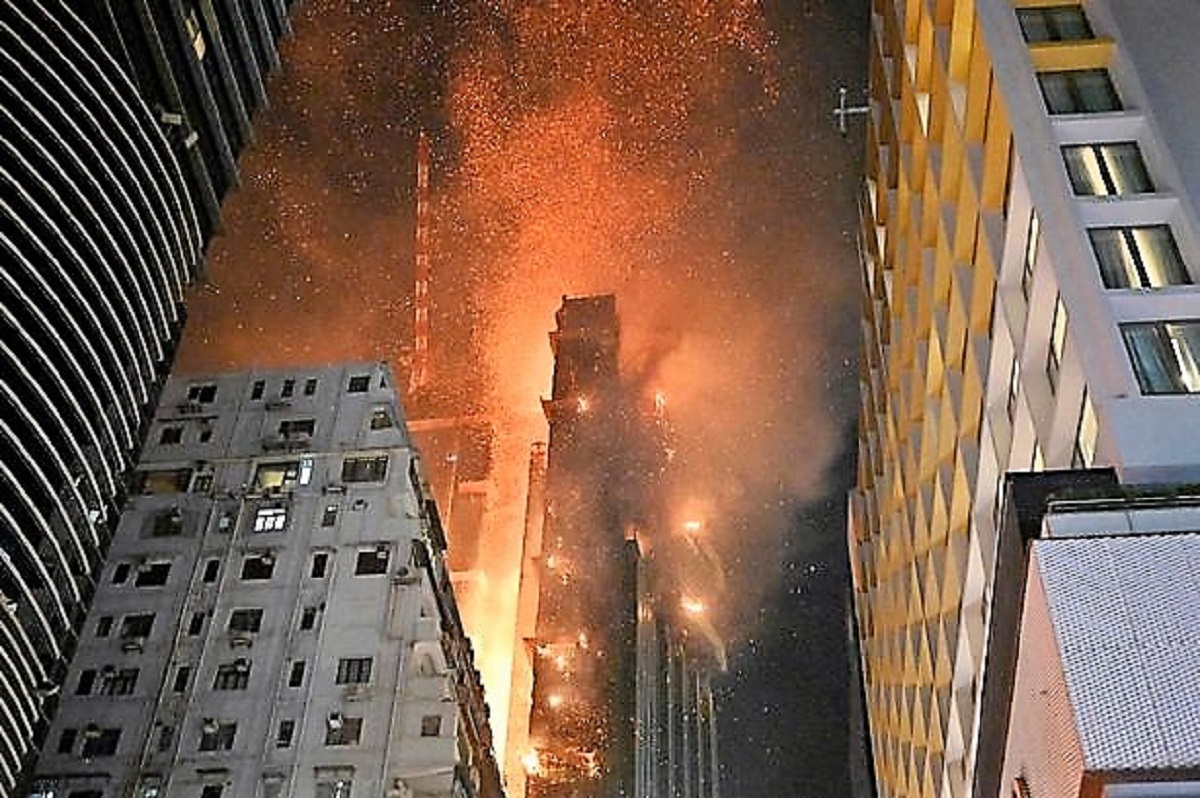 Πυρκαγιά σε υπό κατασκευή ουρανοξύστη στο Χονγκ Κονγκ
