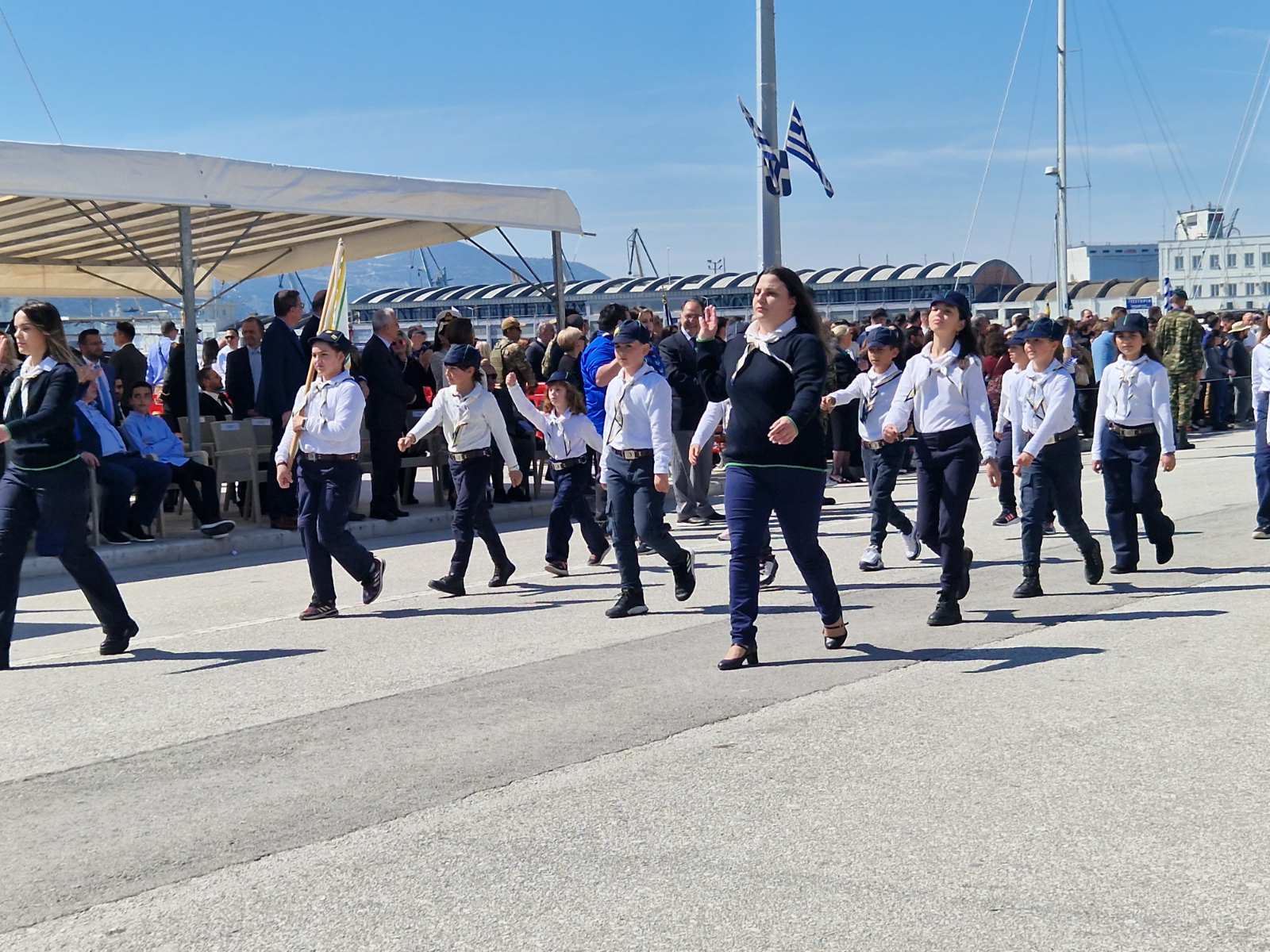 Βόλος: Εντυπωσιακή η παρέλαση στην παραλία της πόλης (φωτό)
