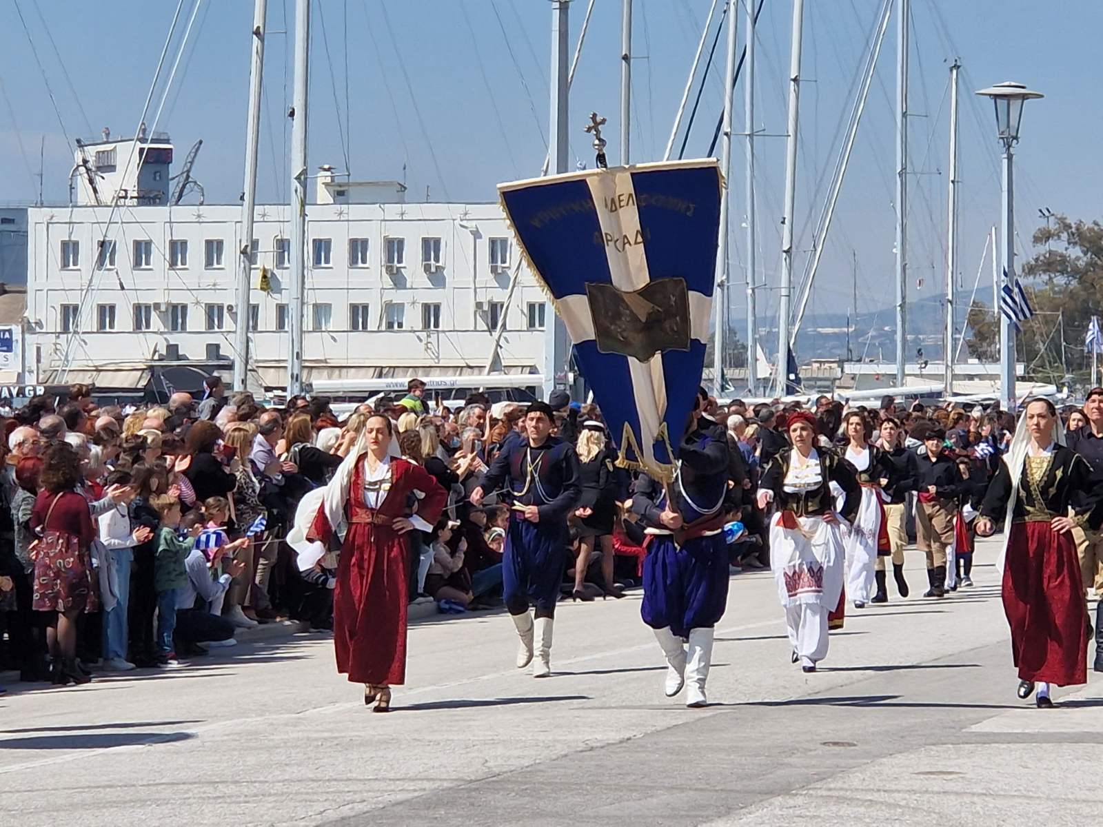 Βόλος: Εντυπωσιακή η παρέλαση στην παραλία της πόλης (φωτό)