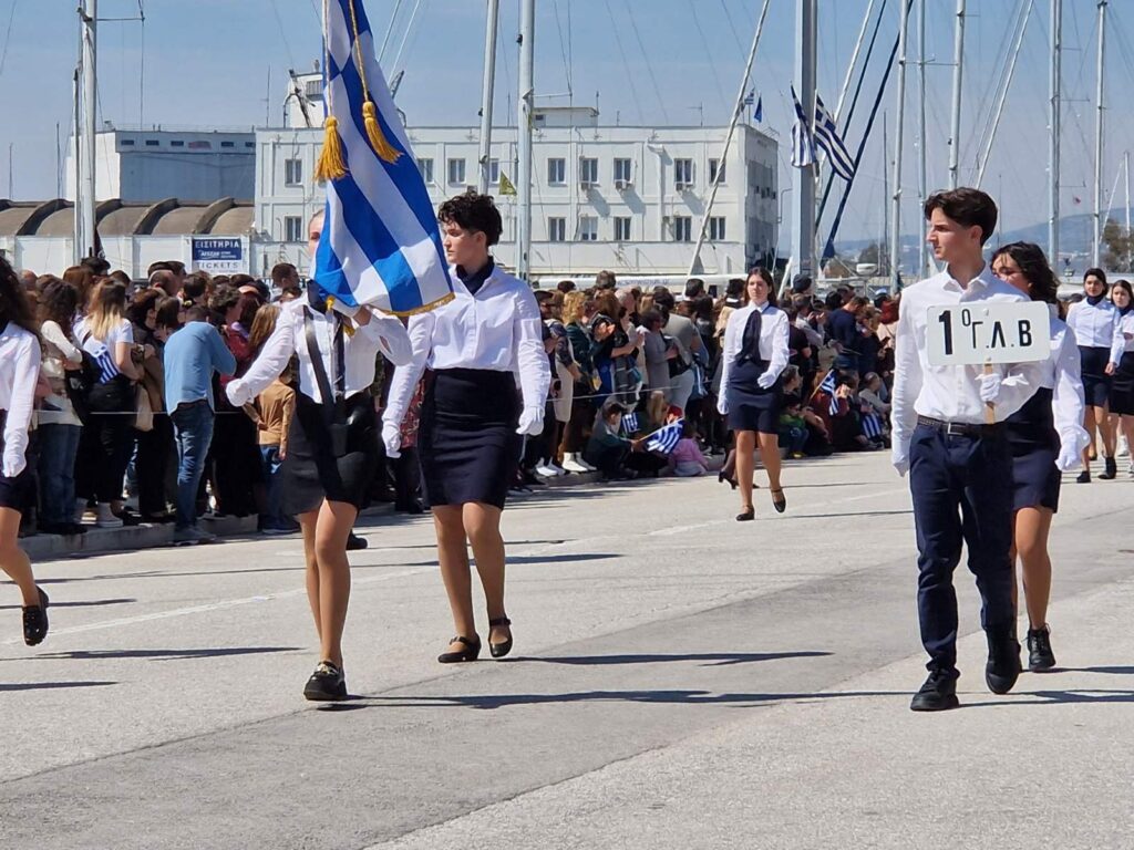Βόλος: Εντυπωσιακή η παρέλαση στην παραλία της πόλης (φωτό)